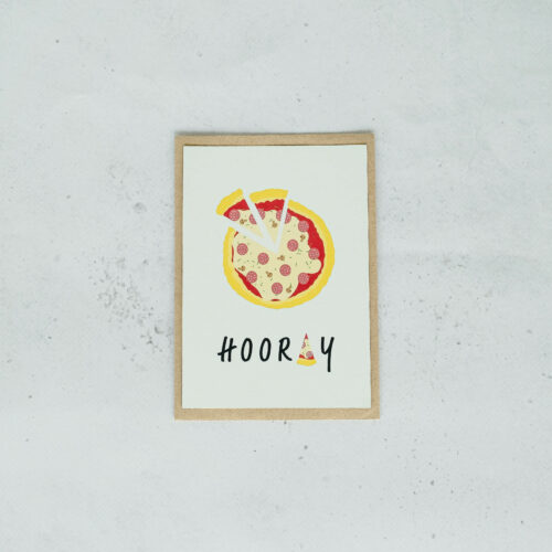 voorzijde verjaardagskaart op gerecycleerd papier met opschrift in thema pizza