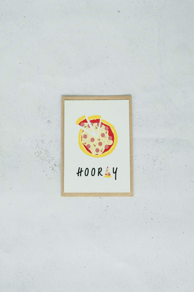 voorzijde verjaardagskaart op gerecycleerd papier met opschrift in thema pizza
