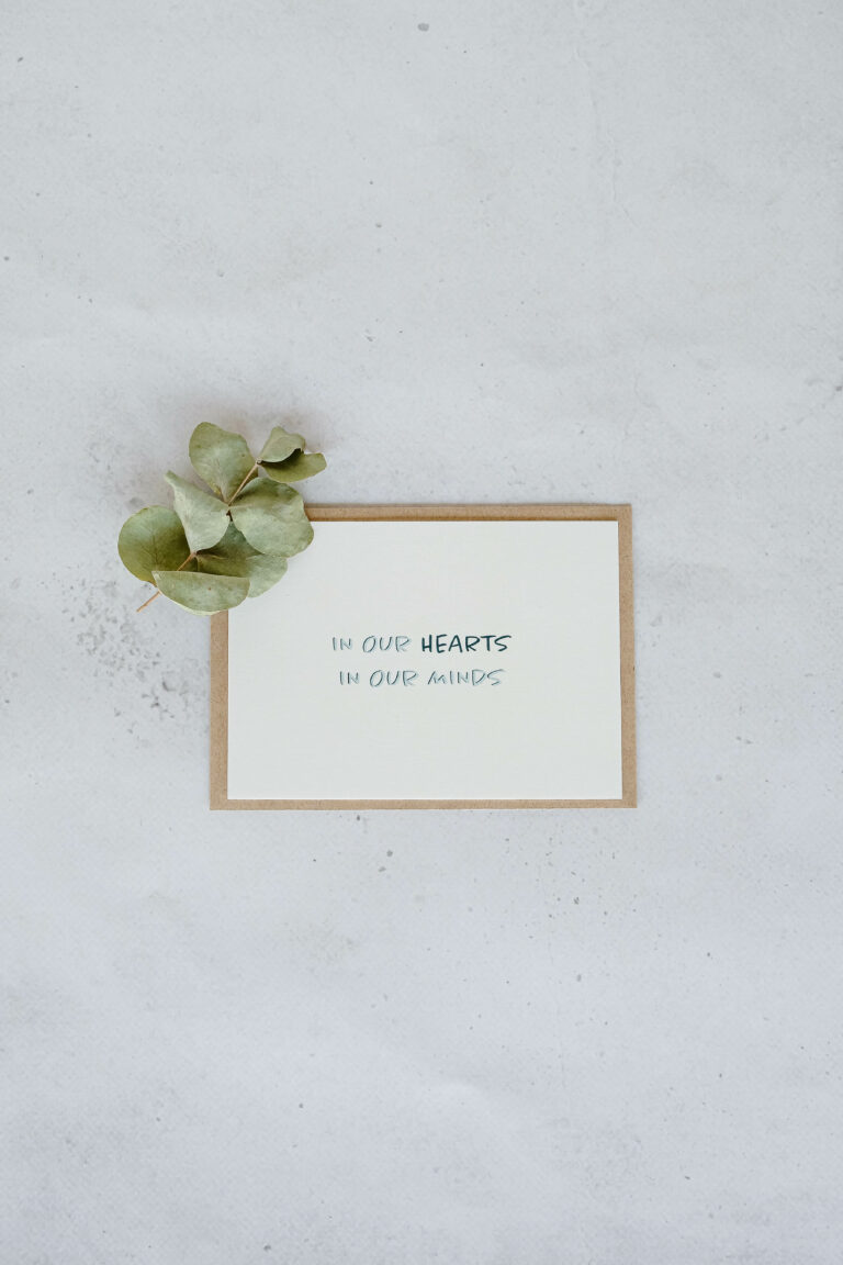 troostkaart op papier uit katoenvezels met opschrift in our hearts in our minds originele rouwkaart