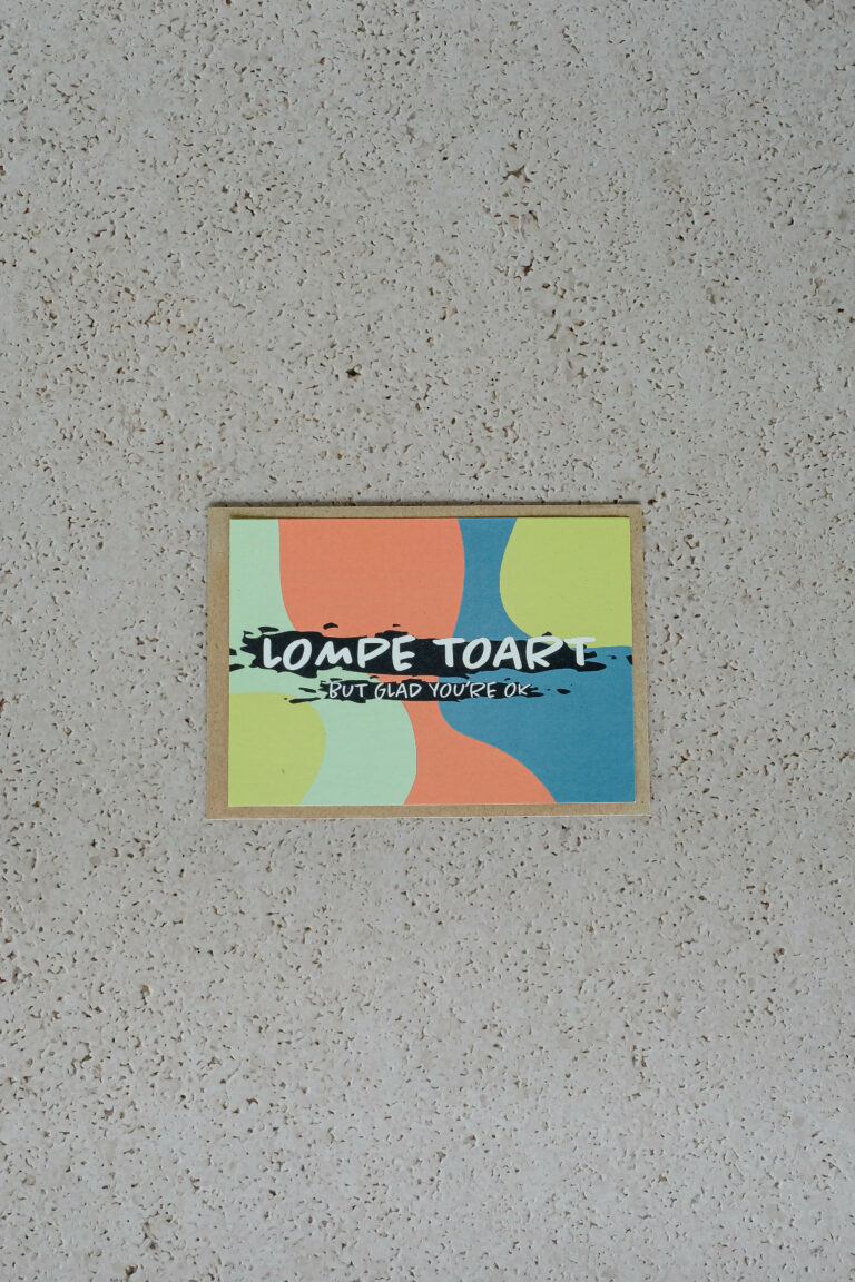 wenskaart op gerecycleerd papier met opschrift lompe toart kleurrijke wenskaart, postkaart