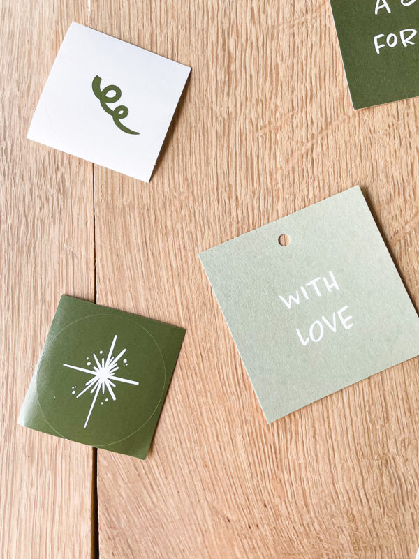 cadeaukaartjes en stickers gedrukt op gerecycleerd papier en vegan stickerpapier