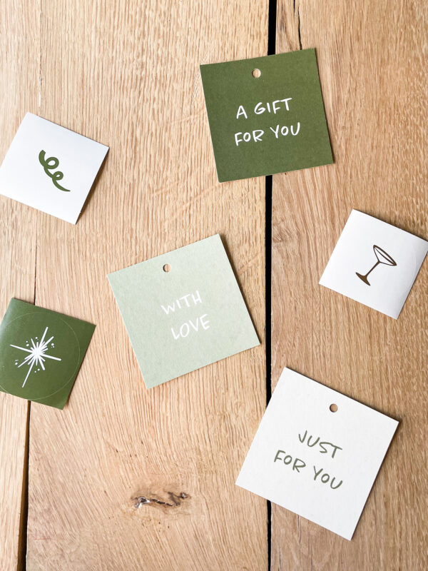cadeaukaartjes en stickers gedrukt op gerecycleerd papier en vegan stickerpapier