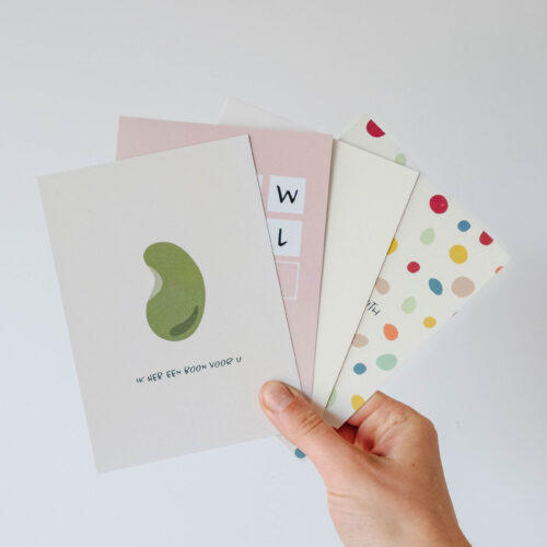 kleurrijke wenskaarten voor verschillende gelegenheden op gerecycleerd papier met opschrift