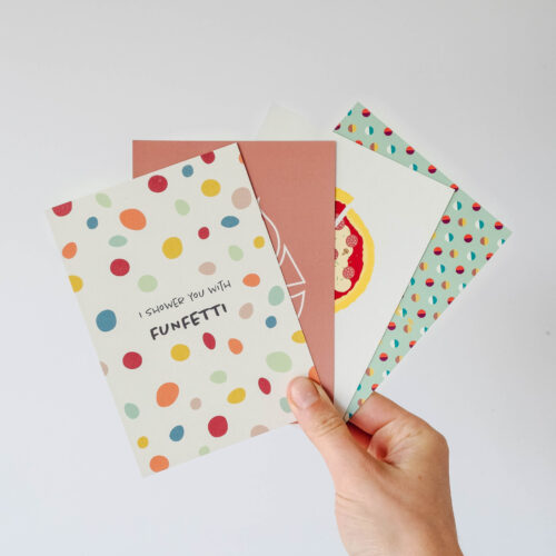 kleurrijke verjaardagskaarten op gerecycleerd papier met opschrift