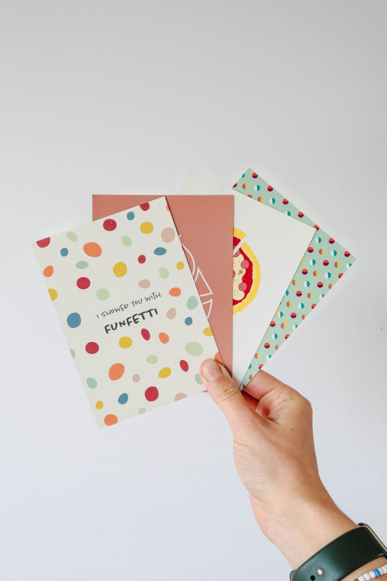 kleurrijke verjaardagskaarten op gerecycleerd papier met opschrift