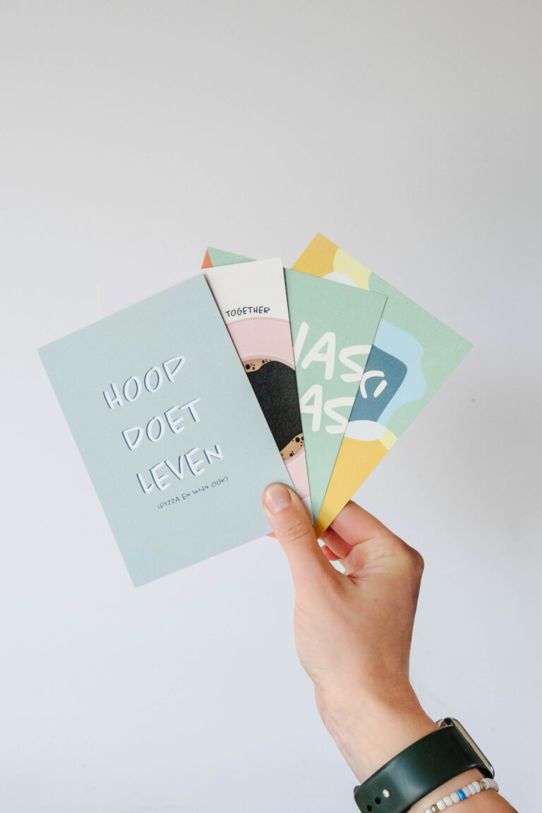 wenskaarten op gerecycleerd papier met opschrift kleurrijke wenskaart, postkaart